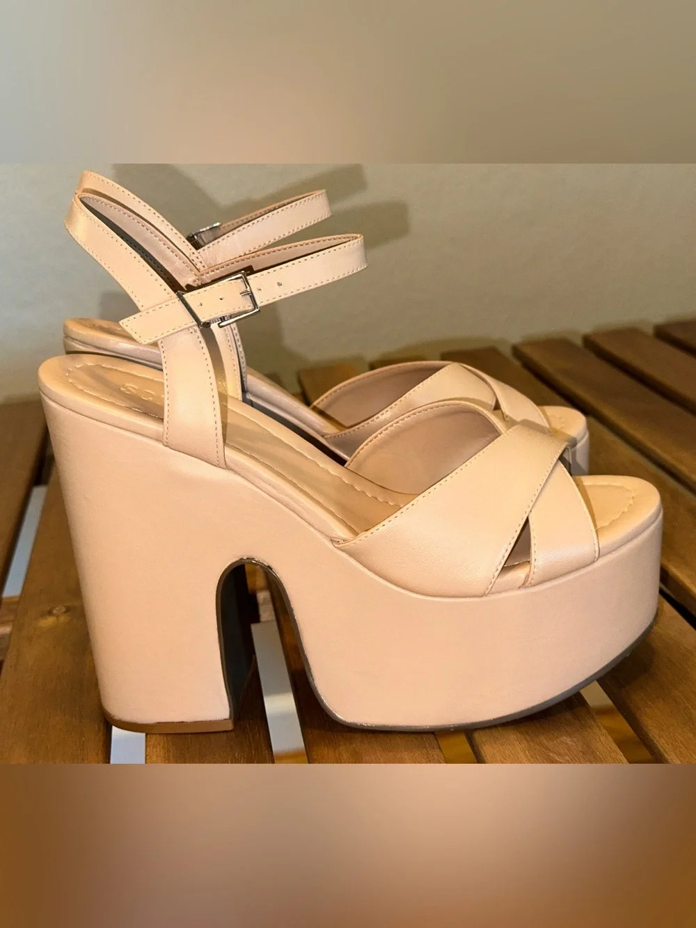 SCHUTZ product details